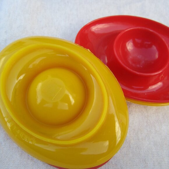 RETRO LOOK EGG CUPS, SET OF 4, YELLOW & RED, PLASTIC DESIGN - Picture 5 of 7
